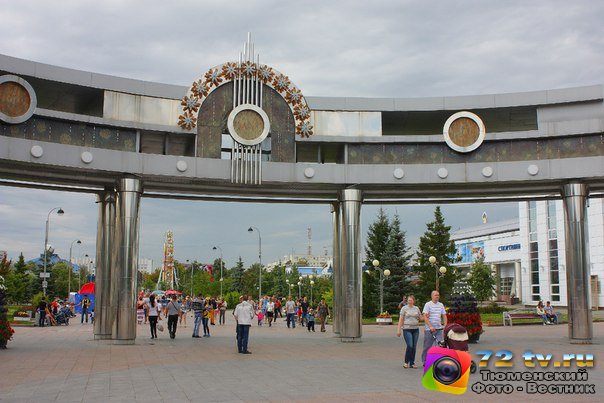 Главные ворота Тюменского цветного бульвара