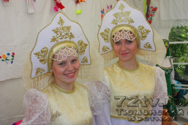 Красочные костюмы девушек Славян - Тюменская культура в Сибири