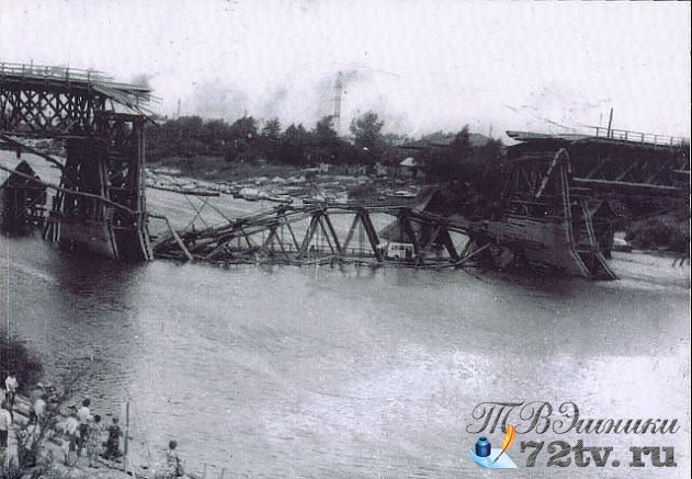 Тюменский рухнувший деревянный мост - Фото очевидцев