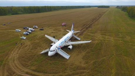 Картинки - В Новосибирске в поле экстренно сел пассажирский самолет 2023 фото!